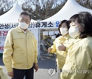 靑 "文, 오미크론대응 깨알지시..휴게소 검사 앞당기라 지시"