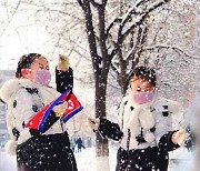 눈 내리는 평양.. 마스크 쓴 북한 어린이들