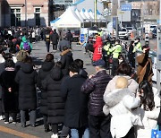 재택치료자 10만명 육박..확진 속도 못 따라가는 의료 시스템