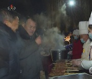 북한 설날 승마 경기장 노점 앞의 주민들