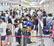 항공여객 코로나19 명암..국제선 78% 줄고 국내선은 역대 최대