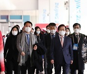 文대통령, 올림픽 참석대신 SNS.."평화와 화합 축제되길"