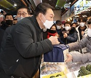 제주 아픔 챙긴 윤석열..강정마을서 盧 언급하며 '눈시울'