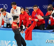 남자 1000m 금, 김선태 감독에게 달려가는 런 쯔웨이