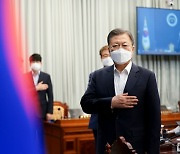 문 대통령 "확진자 투표권 보장돼야..방안 조속히 마련하라"