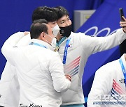 [포토] 유승민 IOC 위원, 황대헌과 기념사진 찰칵