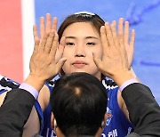 MVP 김하경 '김호철 감독과 하이파이브' [MK포토]