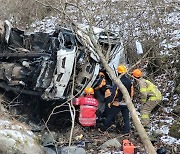 횡성서 25t 트럭 가드레일 받고 20m 아래 추락..운전자 숨져