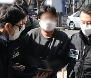 고개 '꼿꼿이' 들고 법정향했다, 부모·형 살해 자수한 30대 구속