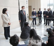 [포토]'취재진 질문에 답하는 윤석열'