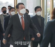 [포토]'펜스 전 미 부통령 만나는 윤석열'