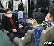 尹 열차 좌석에 구둣발..與 "쩍벌 못하니 쭉뻗? 적나라한 오만"(종합)