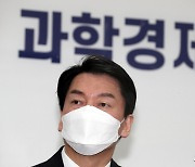 안철수 부인 코로나 확진..安 양성 땐 7일간 대면 선거운동 못해