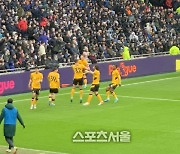 '황희찬 벤치 대기' 손흥민은 침묵..울버햄턴 2-0 리드[현장리뷰]