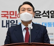 尹, '김건희 겨냥' 안치환 신곡에 "저급하고 엽기적"