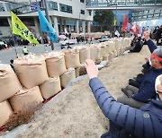 [포토] "쌀값 보장하라".. 농업 4단체 정부세종청사 앞에서 시위