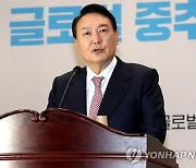 尹, '마이클 잭슨 여인' 노래 논란에 "여성 혐오..아내에 미안"(종합)