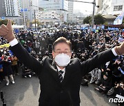 李 "부산 2천 운집" 주장에 尹 "우리는 1만"..유세 인파 '신경전'