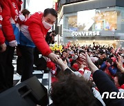 지지자들과 악수 나누는 윤석열 대선후보