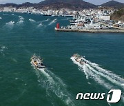 통영 앞바다에 어선들 모여 '해상시위'