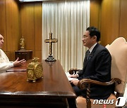 교황, 기시다 日 총리 접견.."핵무기 없는 세계 희망"