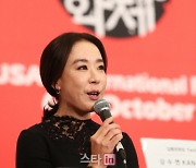 김동호 이사장 "강수연 뇌출혈로 응급실..한달전 함께 식사했는데"