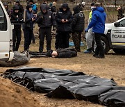 민간인 학살 러 병사 정체..'연애편지·인스타ID'로 알아냈다