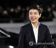 "임권택 감독, 충격에 할 말 잊어"..강수연 빈소 추모 발길