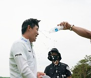 [포토] 김비오 '동료들의 축하 물세례'
