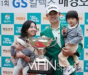 김비오 '오늘 가장 행복한 가족' [포토]
