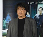 [종합] "영화 소품 같은 영정사진"..봉준호 감독→'기생충' 제작자, 故강수연 빈소서 전한 비통