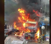 경기 남양주 주차장에서 불..트럭 2대·컨테이너 피해