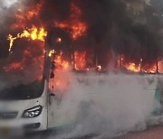 양양 도로 달리던 고속버스에 불..6명 대피