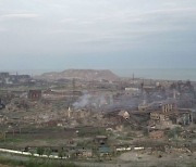러, 우크라 학교 건물 폭격.."민간인 60여명 잔해 속에"