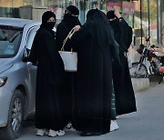 "머리부터 발끝까지 가려라" 탈레반, 여성 '부르카' 착용 의무화