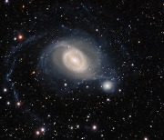 [우주를 보다] 암흑에너지 카메라 '은하들의 중력 춤' 잡았다