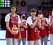 농구코트에 등장한 미녀 배구 선수들! [포토]