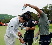 우승 축하 물세례 받는 김비오