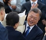 [포토]꽃다발 받는 문재인 대통령