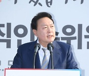 180m 도보 이동·돌출무대 취임사..尹 취임식 '국민 소통' 방점