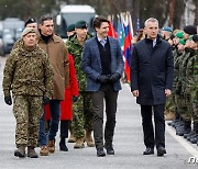 우크라 '깜짝' 방문한 캐나다 총리, 새 군사 지원 및 제재안 발표