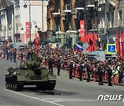 승전기념일 열병식에서 행진 중인 소련제 탱크