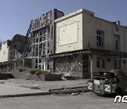 총탄 흔적 남은 우크라이나 마리우폴의 한 건물