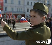 붉은 군대 제복입고 열병식 관람하는 러시아 소년