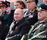 전승기념일 열병식 참석해 미소짓는 푸틴