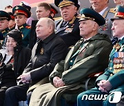 77주년 전승기념일 열병식 참석한 푸틴
