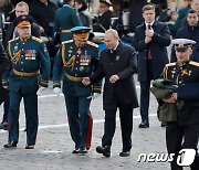 열병식 후 붉은 광장 걷는 푸틴