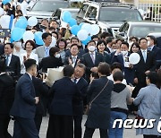 마지막 퇴근길 인사하는 文대통령