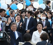 시민들 향해 인사하는 문재인 대통령