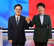토론회 앞서 손잡은 김동연, 김은혜 경기도지사 후보